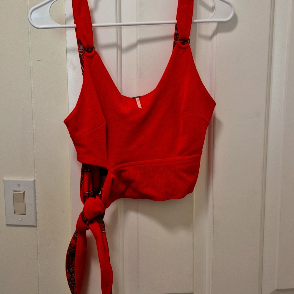 Free People Womens XS Sleeveless Crop Top with Tie Detail, super Cute.